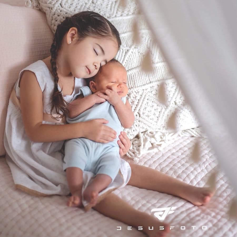 Conforme pasa el tiempo ambos son más unidos, pero también las aventuras y travesuras comienzan. Es así como el primer año de Gael con sus papis y su hermanita estuvo lleno de bendiciones y sorpresas, estamos seguros que los siguientes serán mejores.
<br>