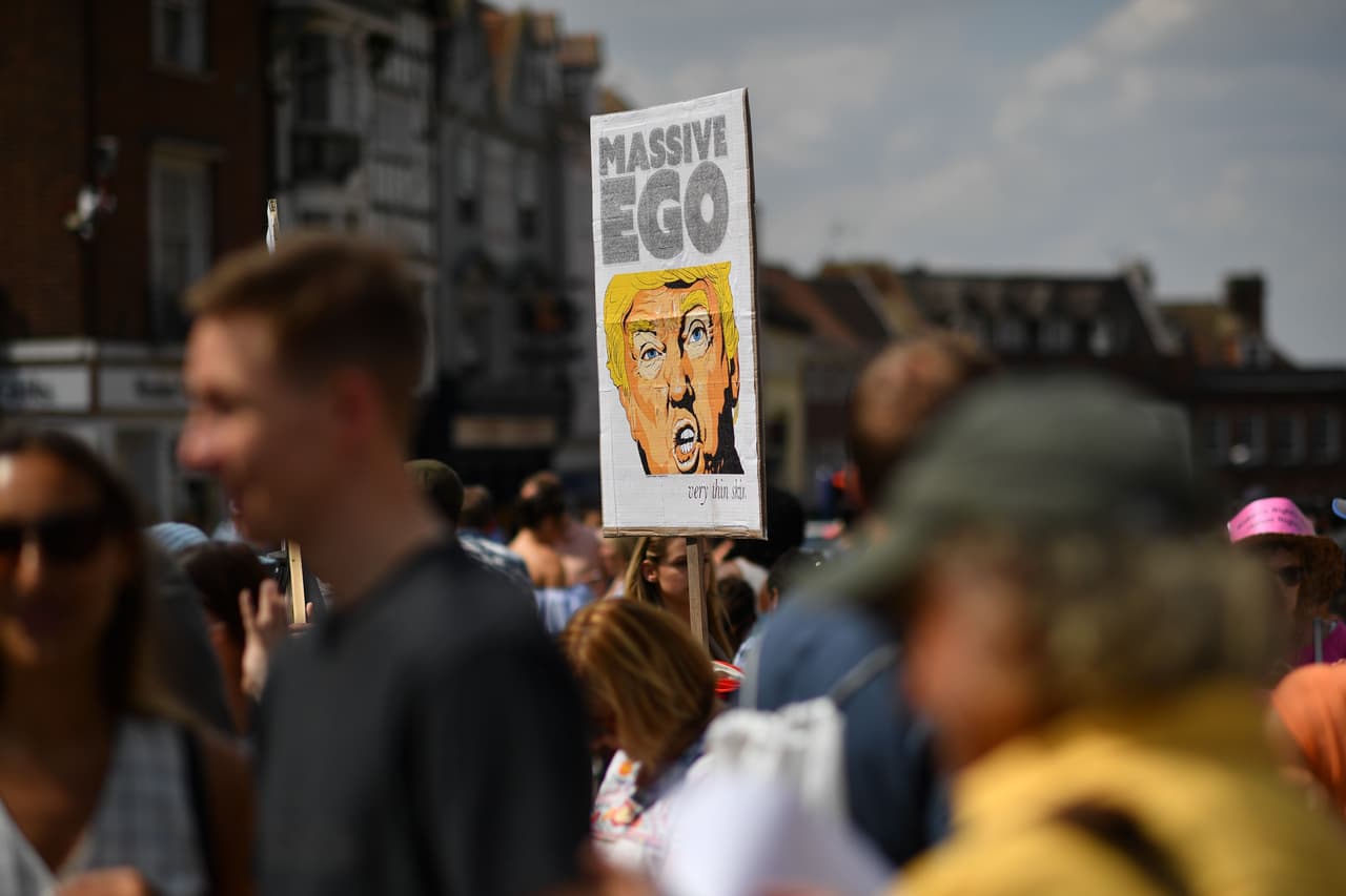 “Ego masivo”, se lee en este letrero con el rostro del presidente.
