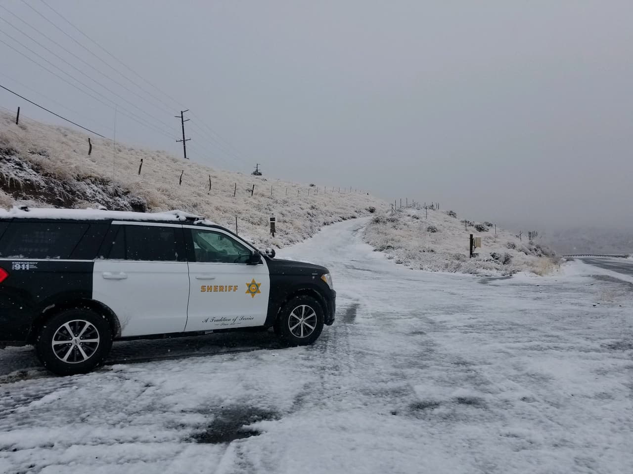 Cierran temporalmente la autopista I-5 en Grapevine debido a la tormenta invernal durante este Thanksgiving
