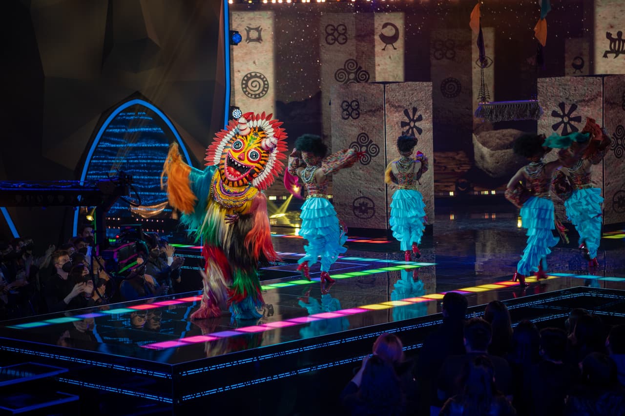 Triki fue el último personaje en aparecer en escena en el octavo show de ¿Quién Es La Máscara? 2023 y también lanzó pistas muy interesantes. Su presentación nos recordó a ‘La Diva de la Banda’, Jenni Rivera, pues cantó uno de sus temas más populares, ‘Inolvidable’.