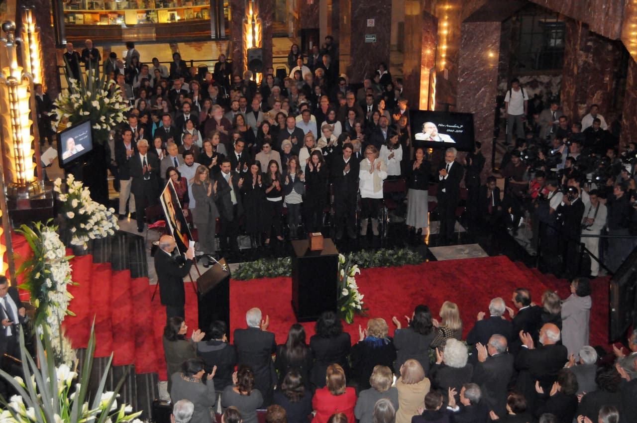 Amigos, familiares, compañeros de trabajo y miles de seguidores del actor acudieron al lugar para darle el último adiós.