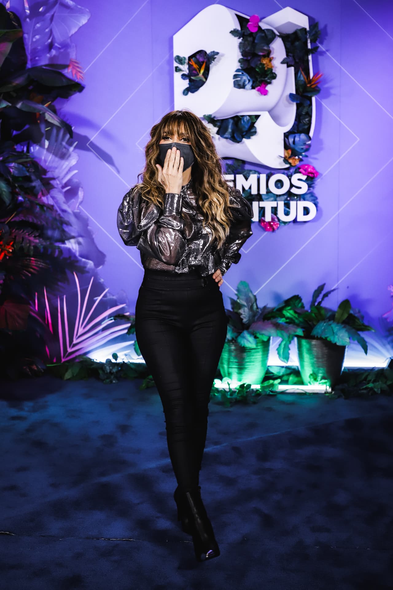 La cantautora aprovechó su paso ante los fotógrafos para enviarle un beso a sus fans.