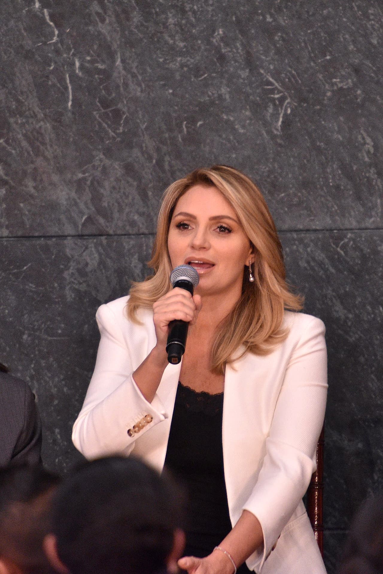 "Ella me dijo, 'yo canto, pero no bailo,
<b>me da pena bailar</b>'", relató la primera actriz sobre lo que le llegó a contestar 'La Gaviota' tras plantearle la propuesta.
<br>