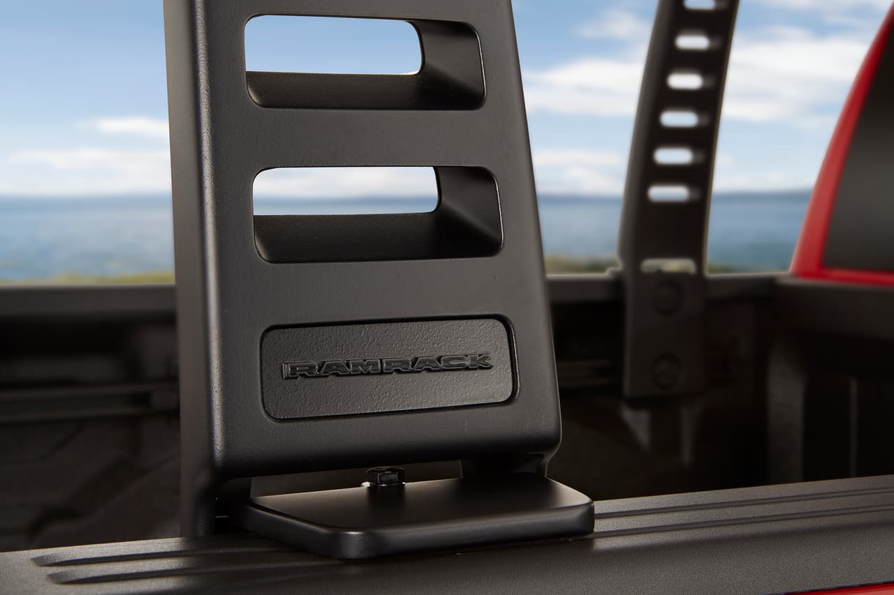 Por ahora el 
<b>'Ram Rack'</b> no estará disponible y la marca no ha dado fecha exacta de su salida a la venta. Los clientes tendrán que esperar para solicitar este accesorio de fácil colocación en los rieles de la caja de la RAM 1500. Mientras tanto hay una gama de 200 accesorios y partes diseñados en exclusiva para la nueva RAM 1500.