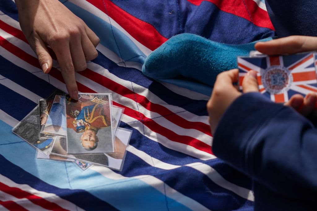 Incluso los juegos de carta en los que algunos se entretenienen mientras esperan entre la multitud, tienen relación con la coronación y la familia real.