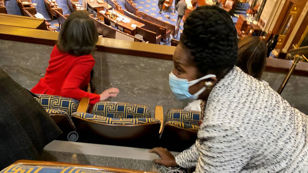 La congresista
<a href="https://www.univision.com/local/houston-kxln/congresista-sheila-jackson-lee-y-otros-miembros-se-esconden-ante-invasion-del-capitolio" target="_blank">Sheila Jackson Lee</a> y otros miembros se escondieron ante la invasión ocurrida en el Capitolio este miércoles.
<br>
<br>"Estoy a salvo y no temeré ni me iré debido a esta violencia injustificada y descarada" escribió en su cuenta de Twitter la demócrata. Condenó los actos que están sucediendo en el Capitolio de EEUU, asegurando que dañan la democracia del país.