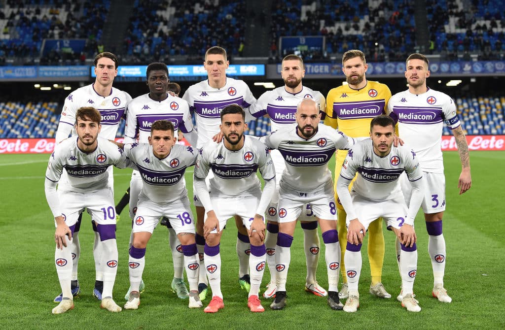 Napoli cae 5-2 ante la Fiorentina en tiempos extra y con 9 hombres, durante Octavos de Final y queda fuera de la Coppa Italia. Dries Mertens y Andrea Petagna fueron los que dieron goles a los locales, mientras que para la Fiore descontaron Vlahovic, Biraghi, Venuti, Piatek y Maleh. EL mexicano Hirving Lozano llevaba 20 minutos en cancha cuando propinó tremendo planchazo y salió expulsado.