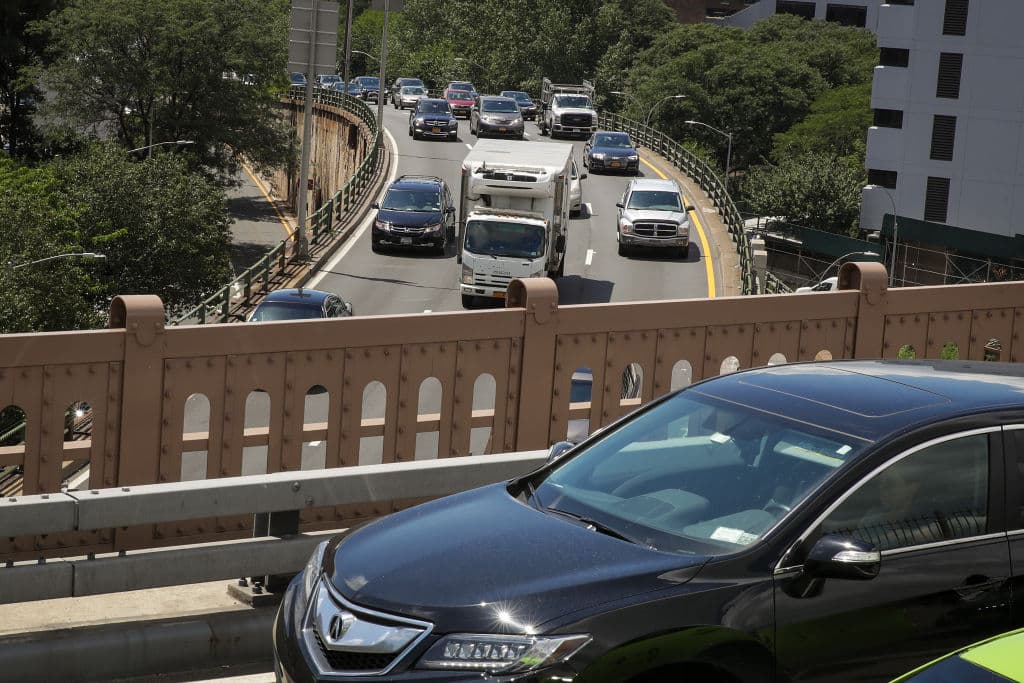 Los hombres contaminan más que las mujeres y el gasto en combustible lo explica