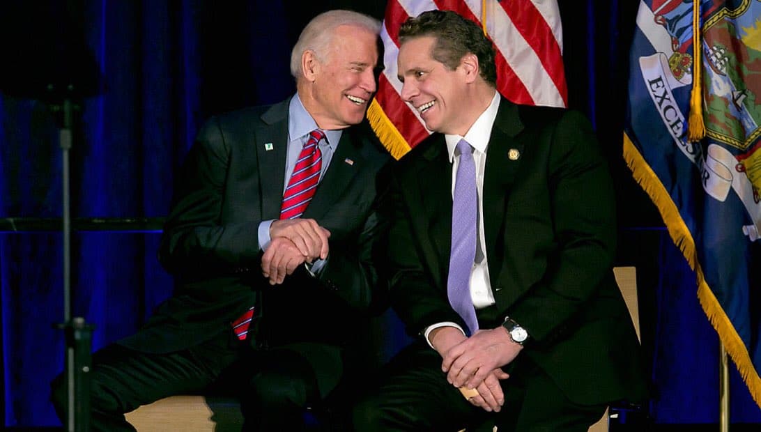 Con esta foto, el gobernador Andrew Cuomo tuiteó: "Un día histórico. Después de la oscuridad, la división y el odio de los últimos cuatro años, América ha hablado y rechazado más de lo mismo. Felicitaciones a mi buen amigo el presidente electo Joe Biden". Luego añadió: "Felicitaciones a la vicepresidente electa. Después de 230 años, rompiste dos techos. Un logro verdaderamente histórico".