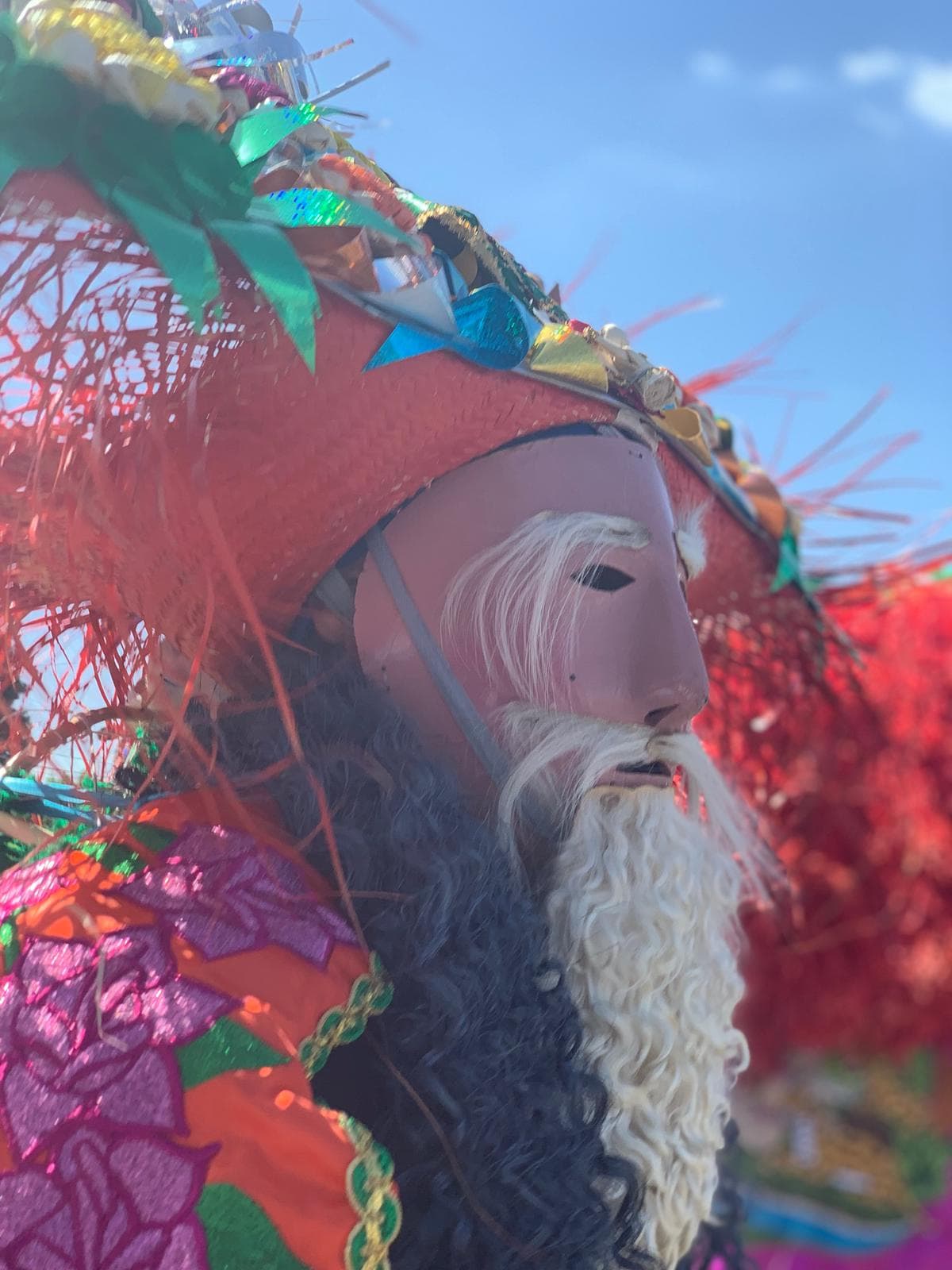 Los bailarines que representan hombre o mujeres ancianos usan máscaras que se originaron desde la época prehispánica.