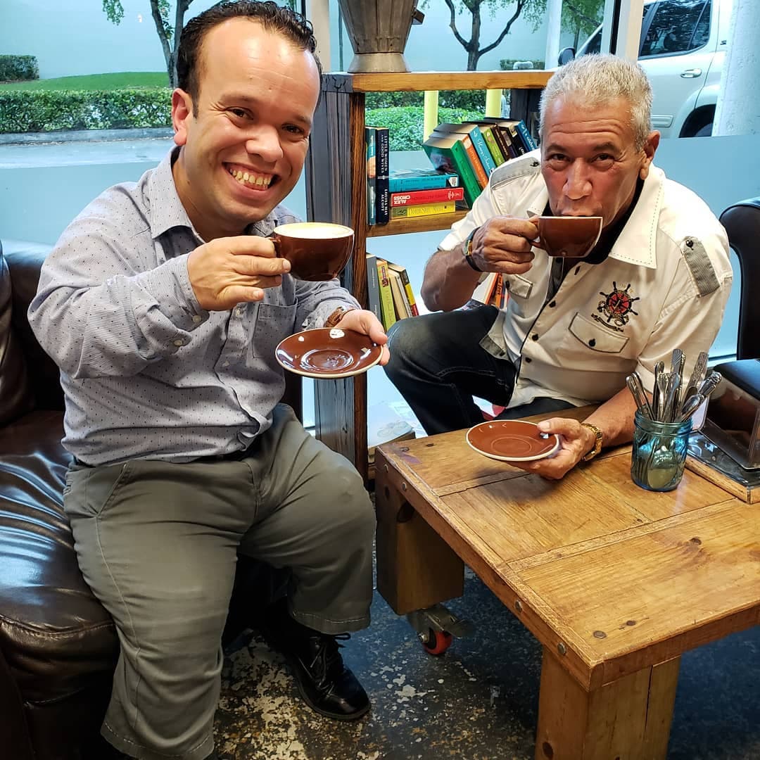 Ahora, Carlitos 'El productor' puede compartir con su padre, a quien vemos en la imagen, experiencias sobre lo que significa criar un hijo.