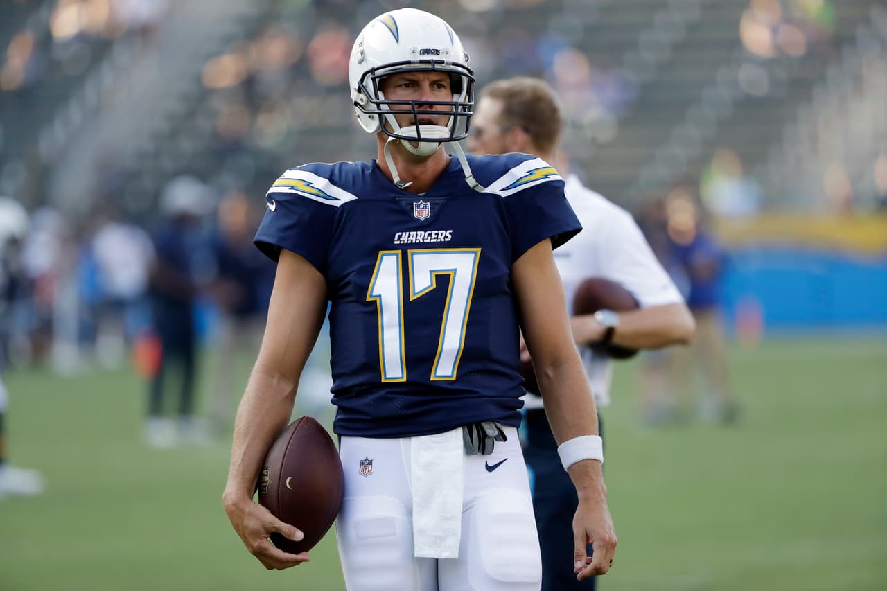 10) 
<b>Philip Rivers, Los Angeles Chargers</b>. Pese a su casi nula movilidad, Rivers le saca jugo a los modestos receptores que tiene y pone grandes números. Siempre ha sido garantía y un tipo competitivo.