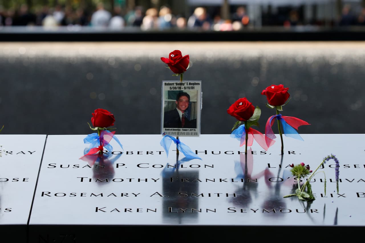 Flores y fotos para honrar la memoria de quienes perdieron la vida en las Torres Gemelas. (Brendan McDermid/Reuters)