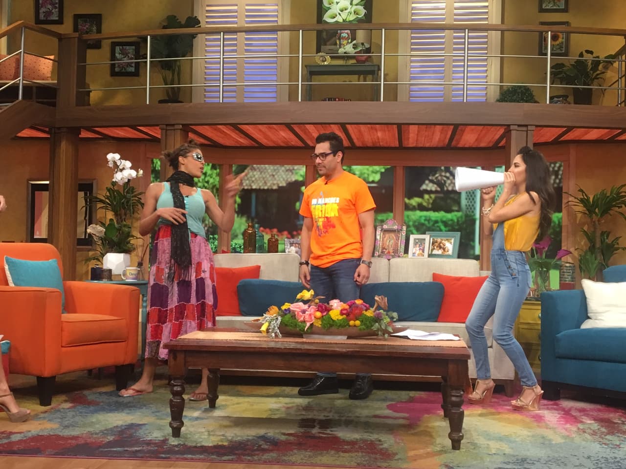 Mela le pidió a Omar que la abrazará fuerte y la besará....