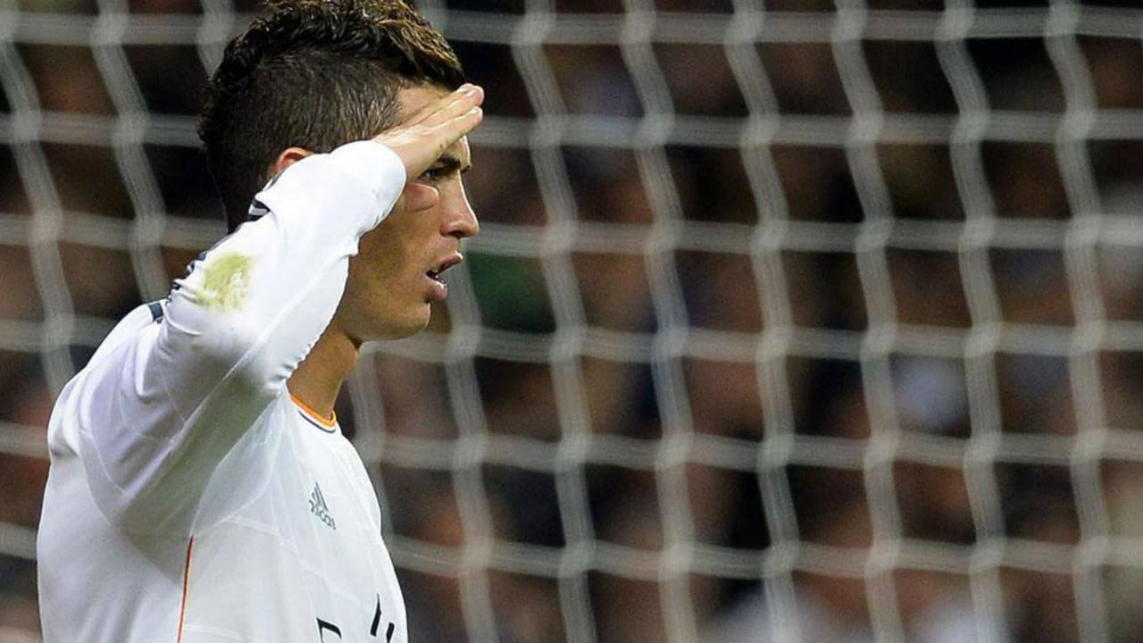 <b>Cristiano Ronaldo </b>celebró simulando un saludo militar en 2013 en alusión a las declaraciones del entonces presidente de FIFA, Joseph Blatter, quien había comparado al portugués con un comandante.
<br>