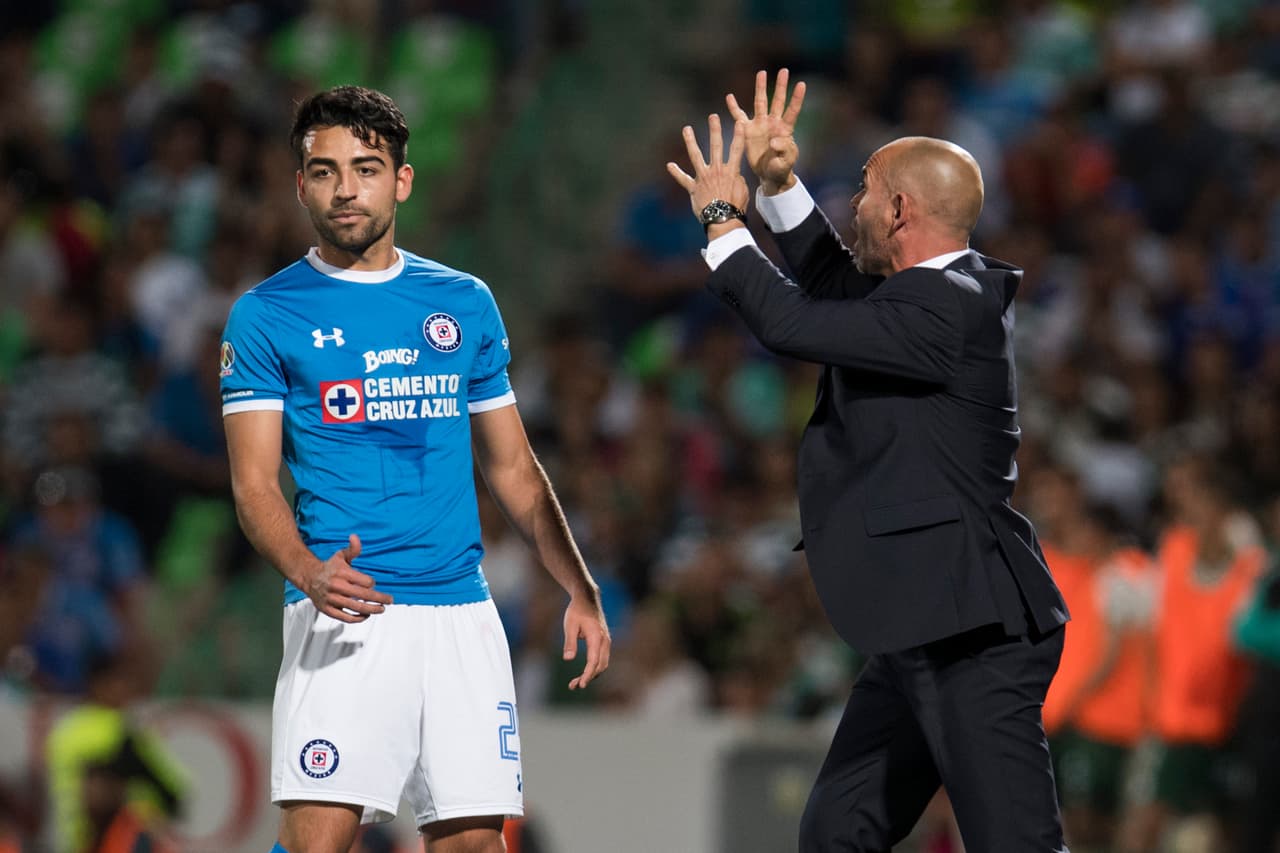 El extécnico del Rayo Vallecano integró un equipo de los mejores del fútbol mexicano, sobre todo con refuerzos sudamericanos y comenzó el torneo con una victoria ante Necaxa en un estadio Azul que lució un lleno espectacular. Todos presagiaron un gran futuro eso estuvo alejado de la realidad.