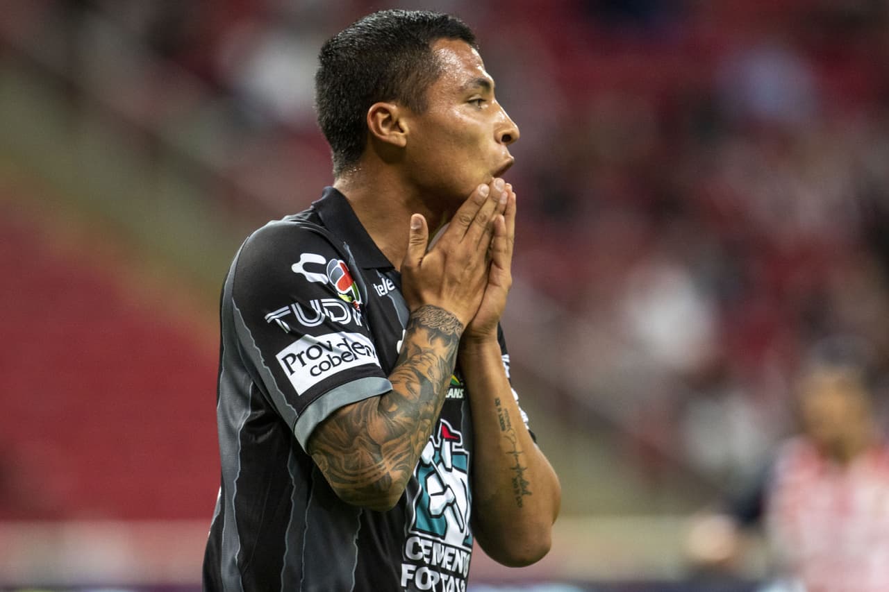 En el primer cuarto de hora, Pachuca había llegado hasta en cinco ocasiones al arco del Rebaño, pero en ninguna pudo abrir el marcador.