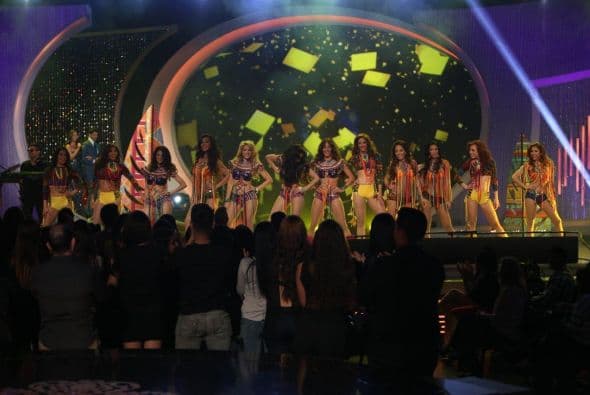 Juanes trajo “LUZ” al escenario de Nuestra Belleza Latina y las chicas gozaron con la música del colombiano además que lucieron sencillamente espectacular en coloridos atuendos. ¡Vaya manera de abrir el show!