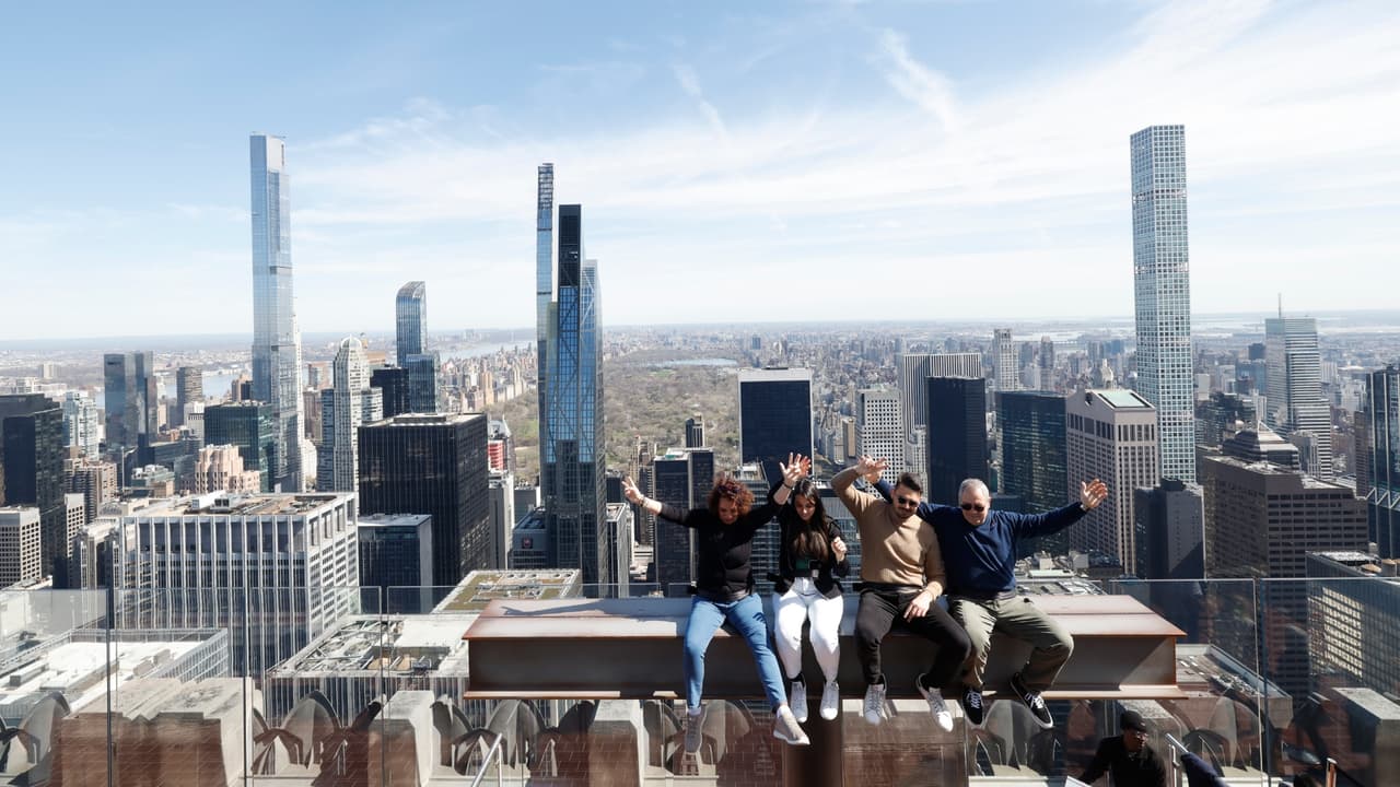Sin ningún miedo a las alturas, algunos neoyorquinos trataron de "acercarse" al eclipse lo más que pudieron. Tampoco desaprovecharon la oportunidad de llevarse a casa una foto imborrable.
