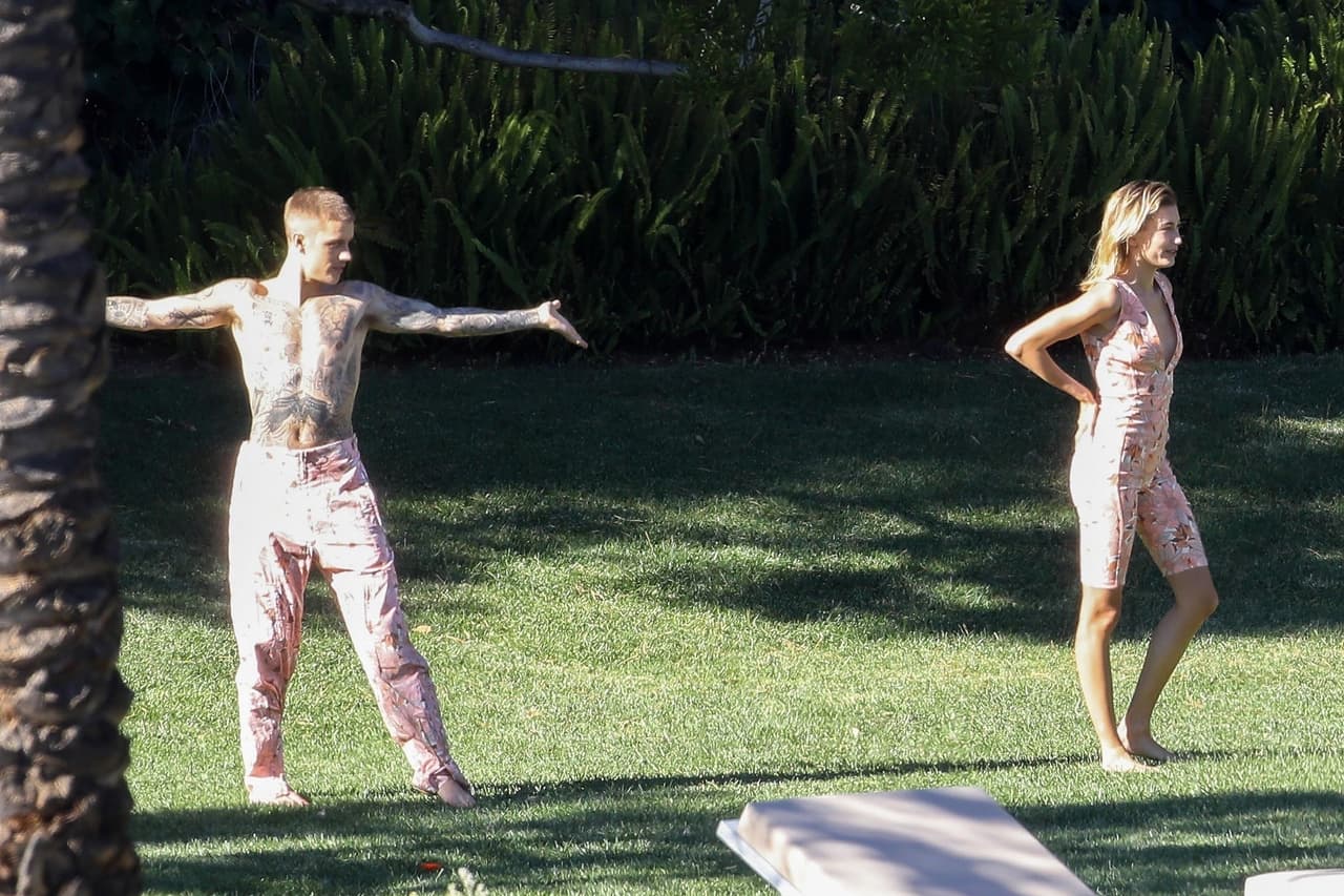 Justin Bieber, por su parte, aseguró que cuando reconectó con ella, en junio del año pasado
<b>, él llevaba más de un año sin tener sexo</b>, pues se le había convertido en una adicción a la que decidió poner fin. Entonces, 
<b><a href="https://www.univision.com/entretenimiento/justin-bieber-sumido-en-la-tristeza-al-cumplir-su-primer-mes-de-casado-con-hailey-baldwin-fotos">como resultado de sus buenas acciones, él cree "que Dios me bendijo con Hailey"</a></b>.