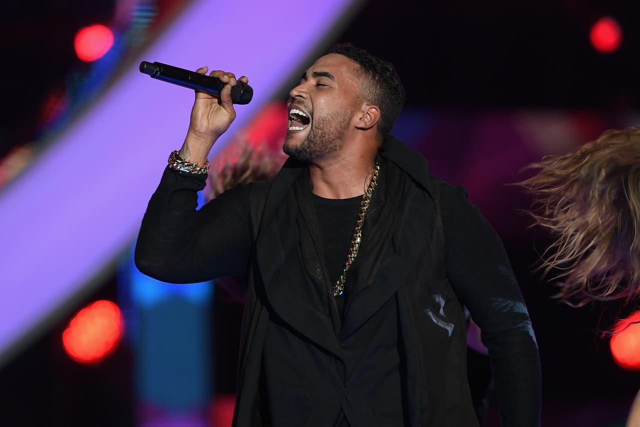 Don Omar fue arrestado en 2014 bajo los cargos de violencia doméstica, maltrato, amenaza, posesión ilegal de arma y apuntarle a su expareja. El reggaetonero pagó $600,000 dólares para quedar en libertad.