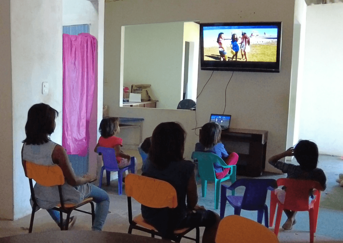 Estudiantes indígenas de la escuela taller de María Eugenia Rivera, en San José del Guaviare.