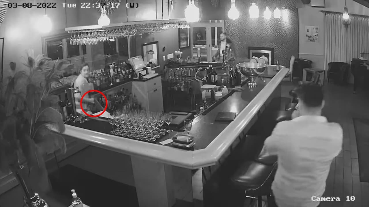 Madre de 6 hijos regresa la botella de coñac de $4,000 que robó de un restaurante en San José