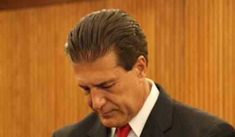 Obligan al Alcalde de Hialeah a contar monedas para pagar multa de ética