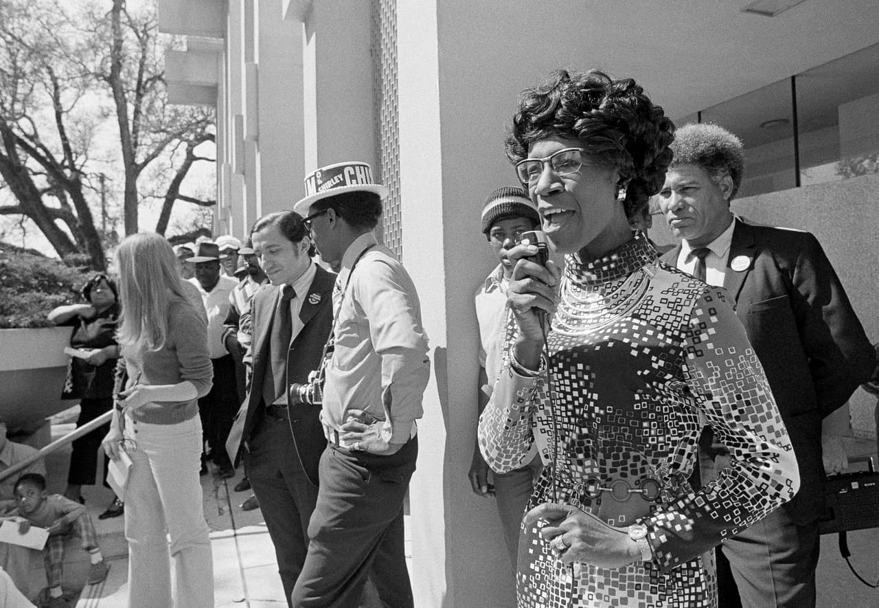 <b>Una referencia a la primera mujer negra en postular a la presidencia de EEUU | </b>Ese día, Harris juramentó como la número dos al mando de Estados Unidos de mano de la jueza de la Corte Suprema y de raíces puertorriqueñas, Sonia Sotomayor, con un vestido púrpura con el que buscó recordar a una de sus heroínas: Shirley Chisholm, quien aparece en esta imagen y fue la primera mujer negra en postular a la presidencia estadounidense.