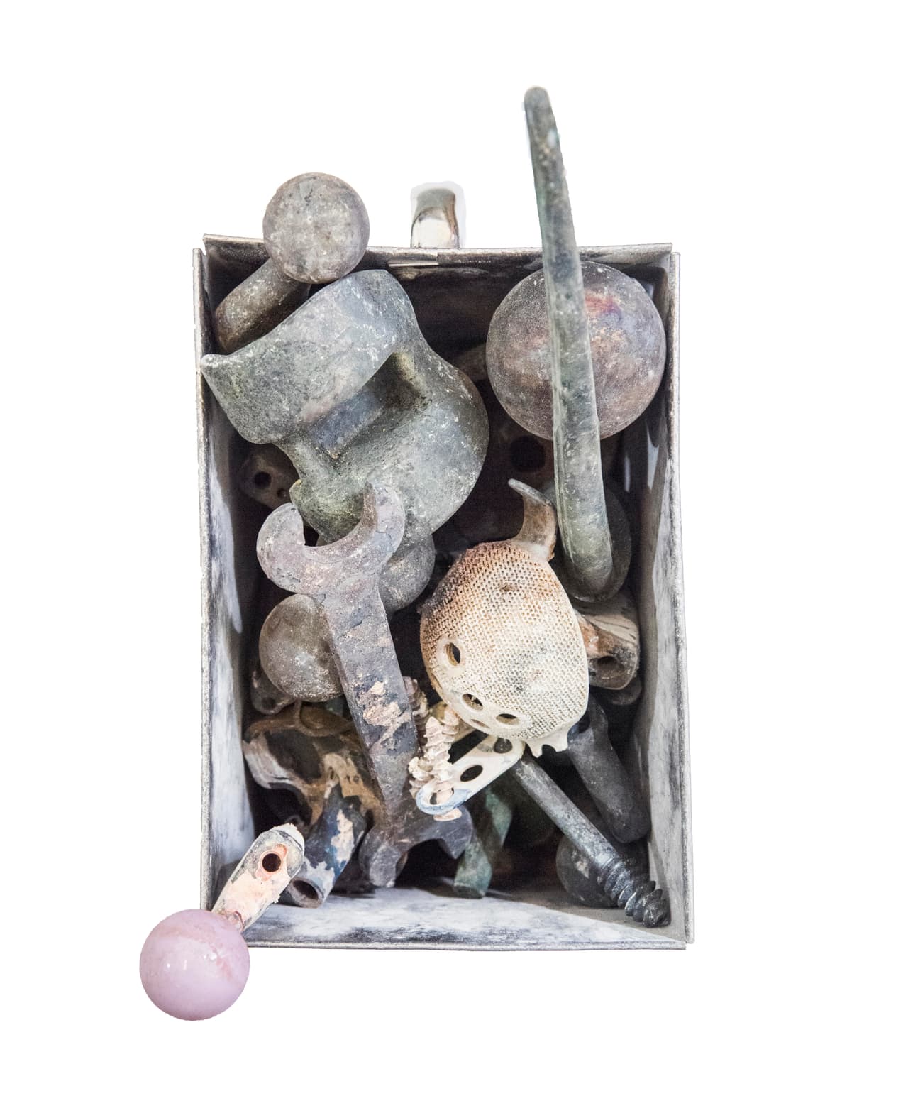 <i>Implanted</i> es el nombre del proyecto de Harry Lloyd-Evans, un artista y fotógrafo radicado en Bristol, Reino Unido. “Mi idea inicial era dar una mirada tras bastidores de un crematorio e investigar un proceso que en gran medida está oculto al público”, aseguró Lloyd-Evans. “Originalmente quería mostrar el día a día del trabajo en un crematorio. Pero todo cambió cuando me llevaron a un cuarto trasero donde había contenedores verdes de reciclaje, estaba intrigado con los contenidos y resultó estar lleno de implantes médicos y otros metales como tornillos y uñas.