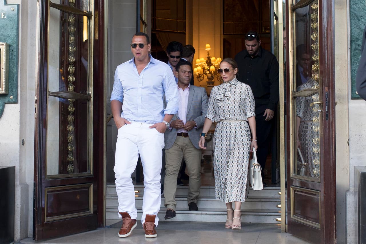 Durante su romántico viaje a París, la pareja del momento ha lucido sus mejores atuendos y no parece escatimar en gastos. Tan solo para el primer paseo, JLo eligió un conjunto de seda de la marca italiana Gucci de falda midi ($1,800) y blusa de seda con lazo al cuello ($1,300). El conjunto estampado con el icónico logo de las dos G de Gucci lo complementó con altas sandalias Coline de Giuseppe Zanotti ($845).