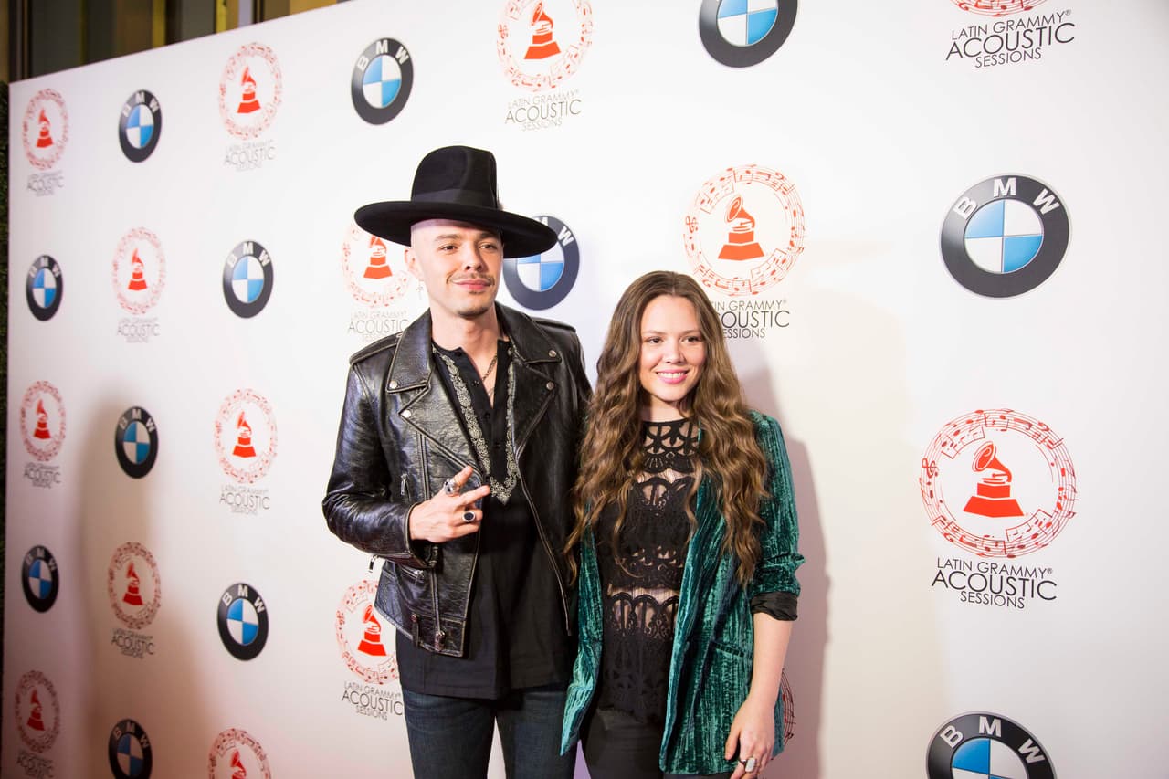 Jesse y Joy pasan por la alfombra roja antes del show.