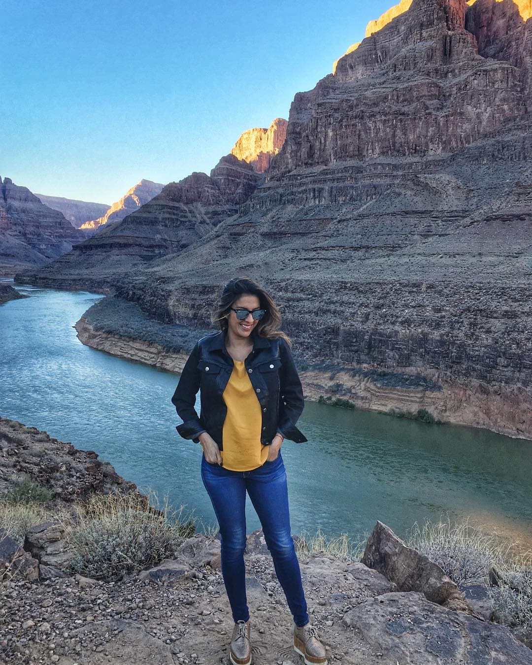 A Maity le encanta recorrer el mundo y en su maleta no pueden faltar las prendas de mezclilla. Así como la periodista hondureña no olvides incluir en tu armario una 'denim jacket' para esta temporada de entretiempo.