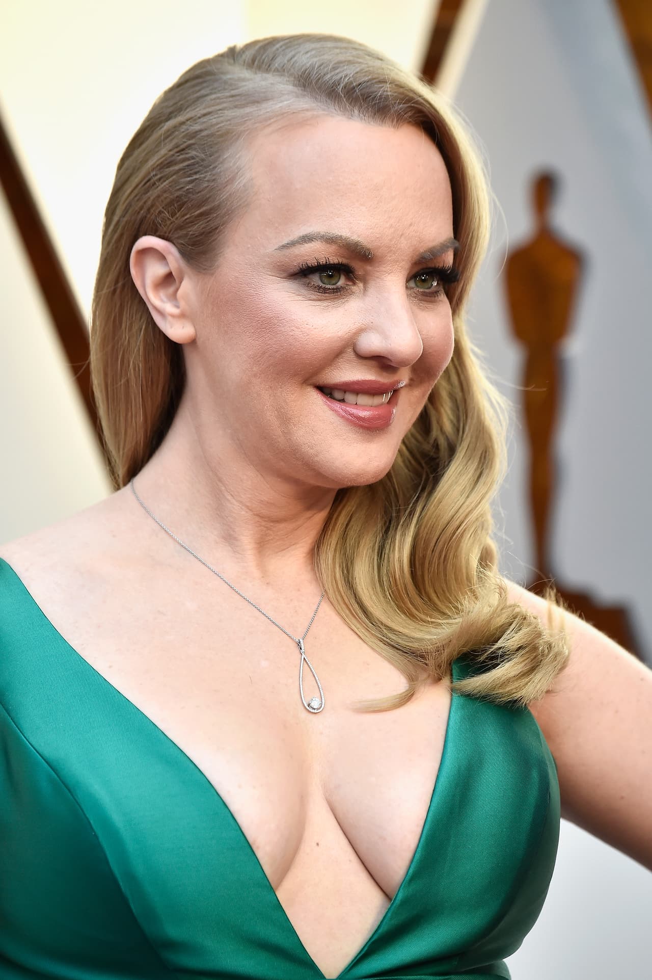 La comediante Wendi McLendon-Covey apostó por el verde y un profundo escote.