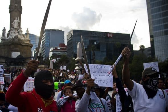 Alrededor de las 17:00 horas locales, comenzó a reunirse el contingente en el monumento al Ángel de la Independencia, en el centro de la ciudad de México, para alistar la salida de la marcha.