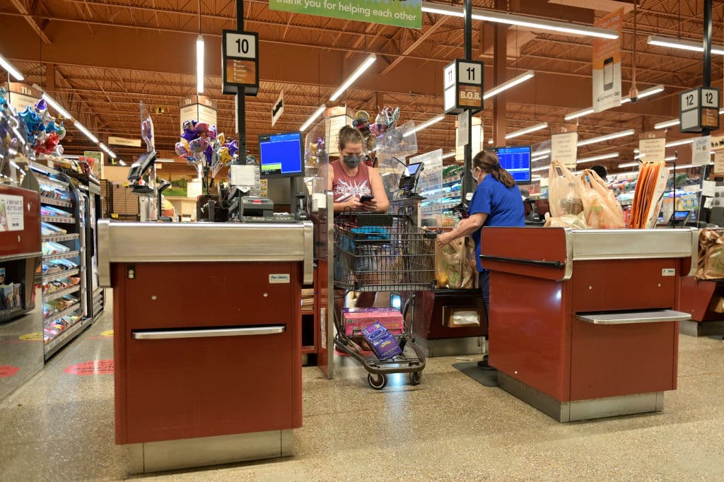 <b>Instacart. </b>Desde febrero, esta compañía de entrega de alimentos está ofreciendo a sus empleados tanto en tienda como independientes un "estipendio de apoyo a la vacuna" por $25, para aquellos que hayan realizado al menos 5 pedidos con la empresa. "Estamos tomando medidas proactivas para defender que las agencias gubernamentales reconozcan a los compradores de Instacart como trabajadores esenciales críticos que merecen acceso temprano a las vacunas", dijo 
<a href="https://www.usatoday.com/story/money/business/2021/01/14/covid-vaccine-dollar-general-instacart-pay-employees-getting-vaccine/4160708001/" target="_blank">el CEO y fundador de Instacart, Apoorva Mehta</a>, en un comunicado.