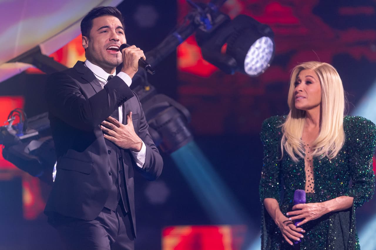 <b>Yuri sacó el as de su manga y cautivó con Carlos Rivera</b>
<br>
<br>Luego de haber trabajado juntos en programas como La Voz y ¿Quién es la Máscara?, Yuri recurrió a su amigo Carlos Rivera para el ‘Duelo de compas’ y ambos interpretaron el tema ‘Ya no vives en mí’. Al final, la victoria fue para Yuri y Carlos Rivera.