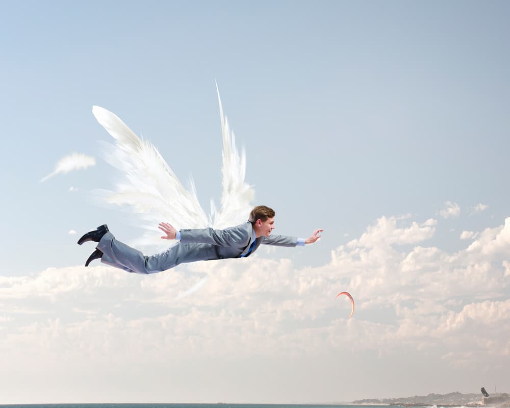 Hay varias formas de volar en los sueños, una es simplemente batiendo los brazos como si fueran alas, entonces te elevas, y puedes mirar desde arriba lo que ocurre abajo, lo cual en algunas ocasiones podría indicar un viaje astral.