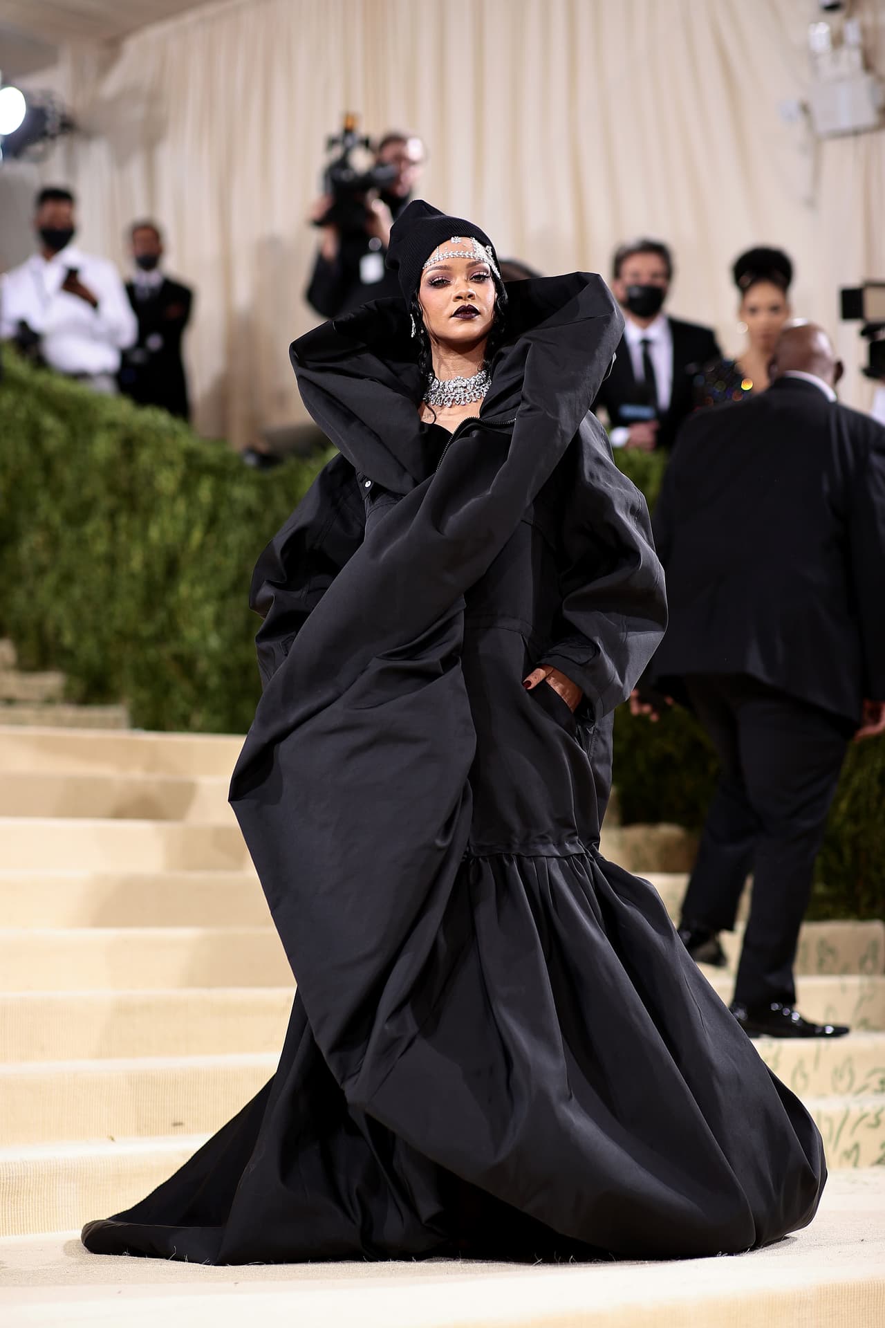 Rihanna era una de las más esperadas de la noche y se encargó de cerrar la Met Gala 2021. La cantante vistió un abrigo negro de Balenciaga con un sombrero a juego. 
<br>