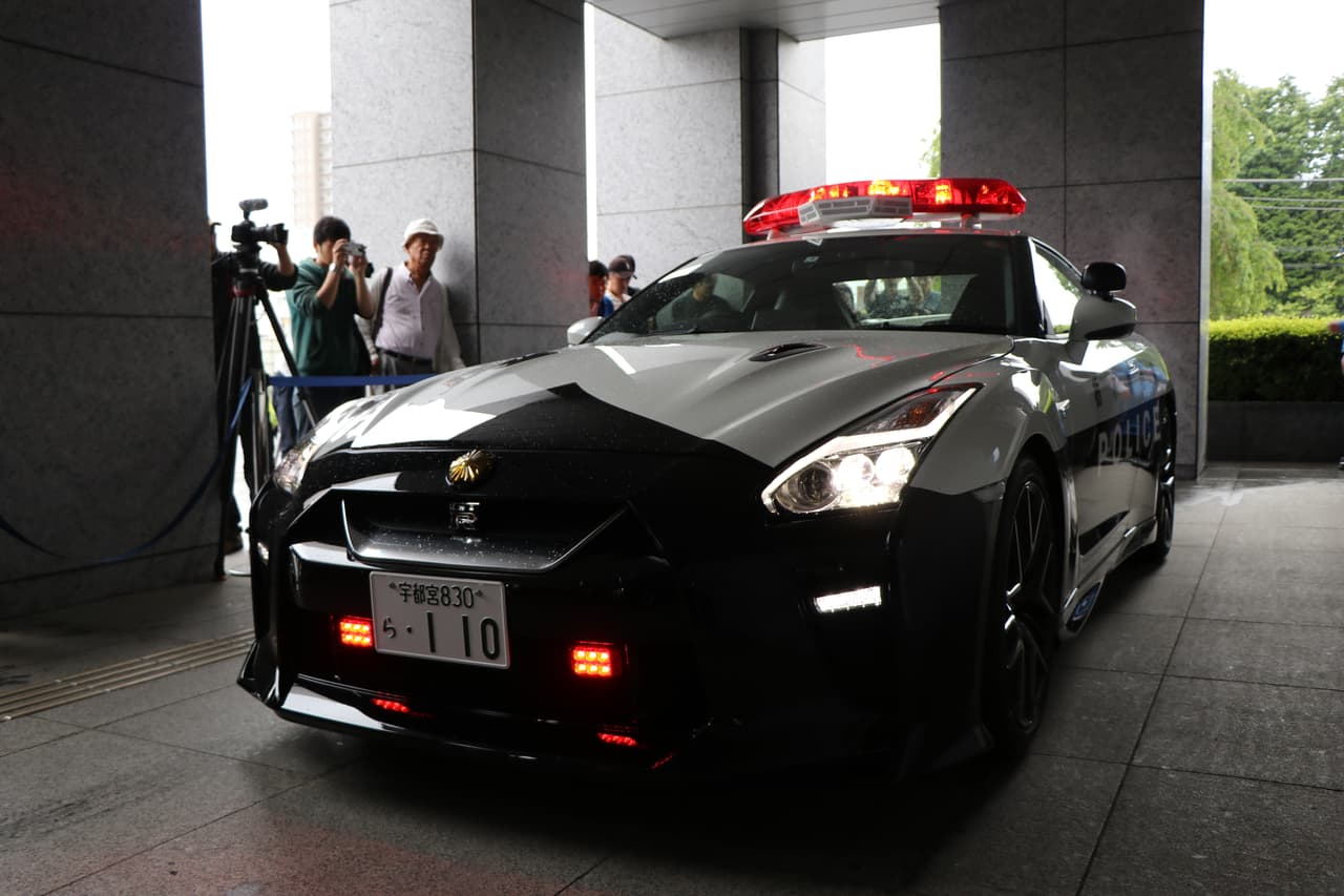 El Nissan GT-R está equipado con un motor V6 de 3.8 litros, 565 caballos de fuerza y 467 lb-pie de torque, con una transmisión automática de doble embrague de seis velocidades, el mismo tren motriz que Nissan ofrece a sus clientes. El equipamiento incluye tracción total.