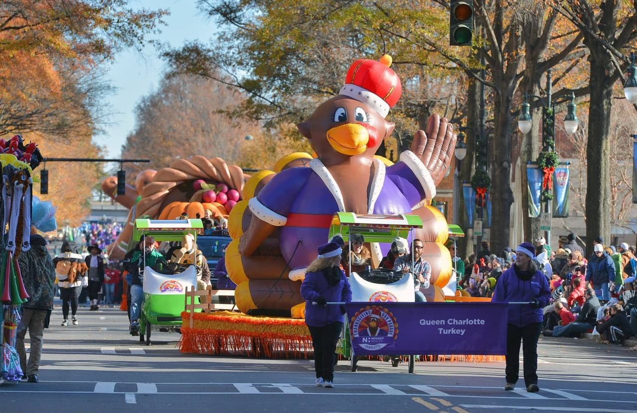 <b><a href="http://novanthealththanksgivingparade.com/" target="_blank">Thanksgiving Parade (Charlotte / 24 de noviembre)</a></b>: Sal a las calles para celebrar 75 años de recuerdos navideños en el Desfile de Acción de Gracias en Charlotte, el más grande de su tipo en el sureste del país. Por primera vez en la historia, el desfile se llevará a cabo por la noche mientras luces, bandas de música, carrozas y artistas creativos protagonizan esta querida tradición.