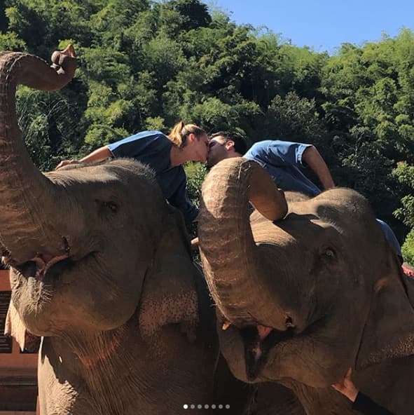 También convivieron con elefantes en Tailandia y posaron muy cariñosos para la foto.