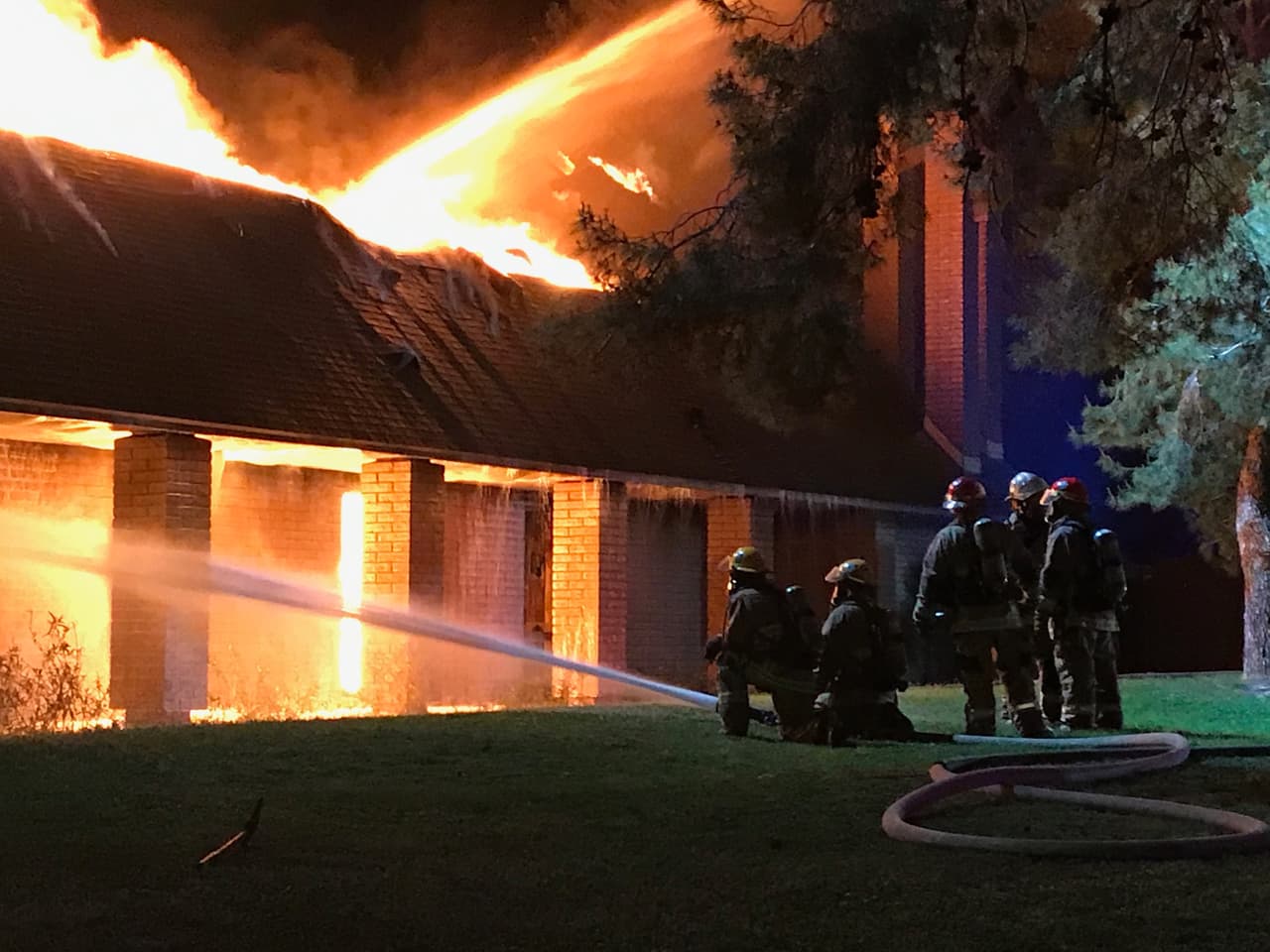 Los equipos tomaron la decisión de cambiar a una estrategia defensiva e impidieron que el incendio se extendiera a los edificios vecinos.
<br>