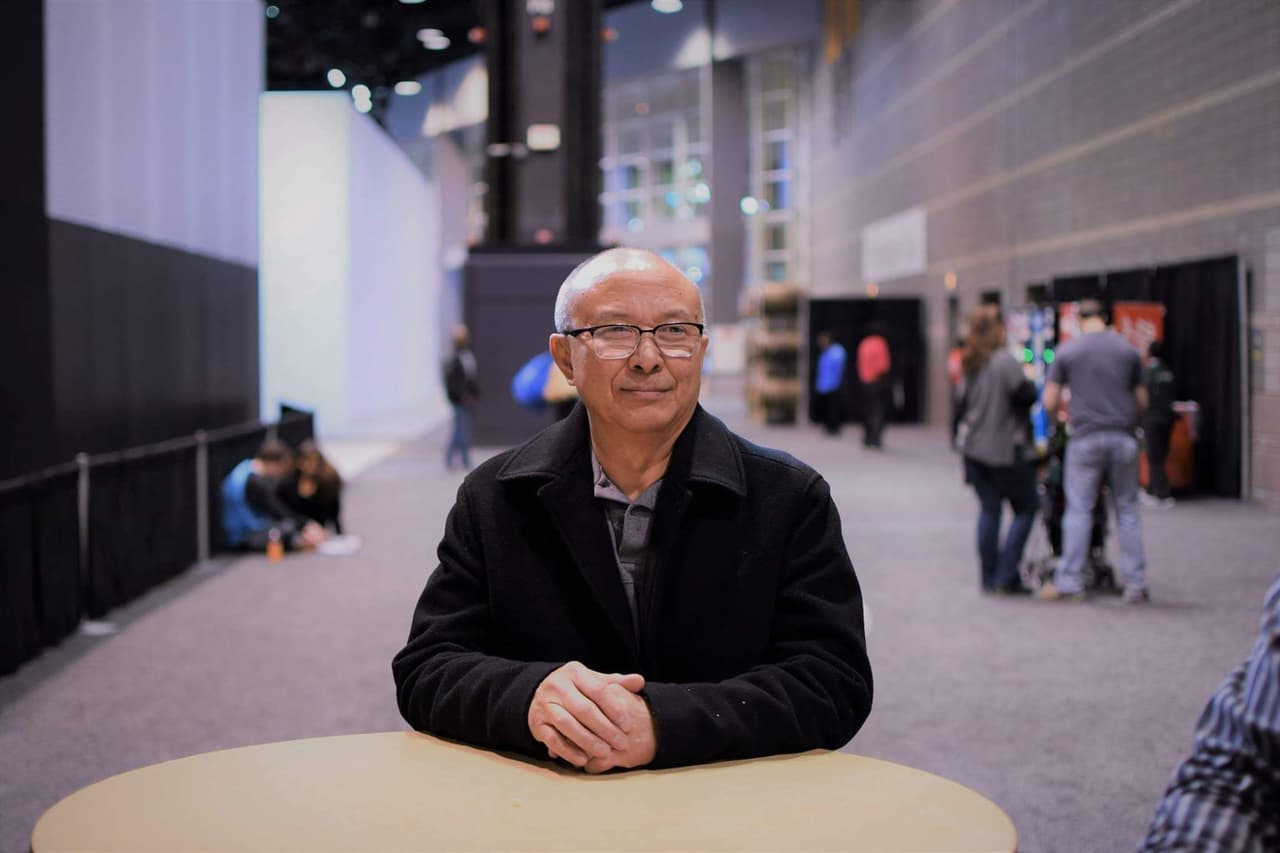 “Era un hombre sano sin problemas de salud subyacentes, pero mis síntomas comenzaron con fiebre y rápidamente empeoraron. El 14 de mayo, llamé a mi sobrina y le dije: 'No puedo respirar, voy al departamento de emergencias'. A partir de ese día, mi vida cambió por completo", cuenta este residente de Glendale Heights.
<br>
<br>