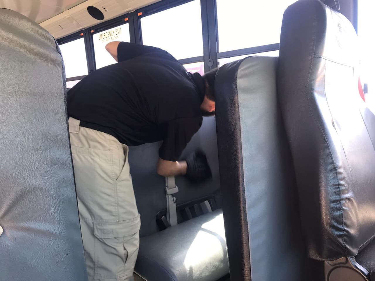 Personal de limpieza trabajando