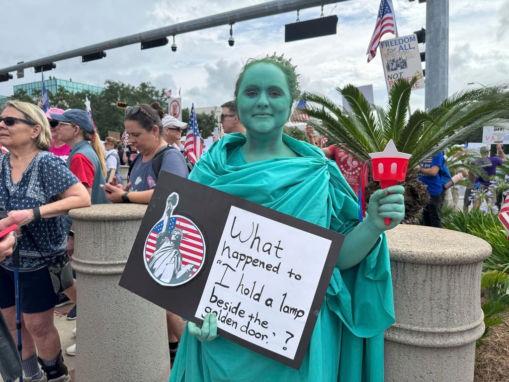 <b>Orlando como epicentro local del movimiento nacional. </b>La protesta frente al City Hall forma parte de una movilización coordinada en todo el país con miles de eventos simultáneos.