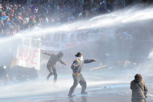 La Policía Carabineros informó a la AFP que 53 personas fueron detenidas, 51 de ellas por desórdenes y dos por saqueo a una farmacia. Según las autoridades, cinco personas resultaron lesionadas, cuatro de ellos civiles y un policía.