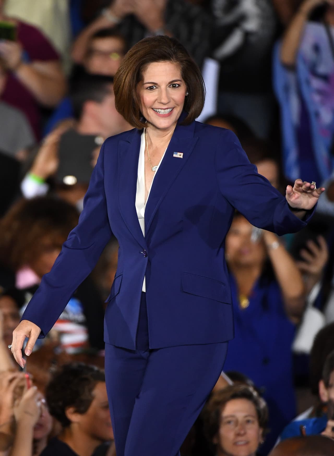 Las politicas latinas no estuvieron al margen de hacer apuestas en materia de moda. La primera senadora latina, Catherine Cortez fue capaz de replicar con éxito la apuesta de trajes sastre de pantalón a lo Hillary Clinton durante toda su campaña. Una apuesta que no solo era una manera de mostrar su apoyo por la candidata demócrata, sino la evidencia de que su estilo trascendería en la política más allá de que fuera elegida o no.