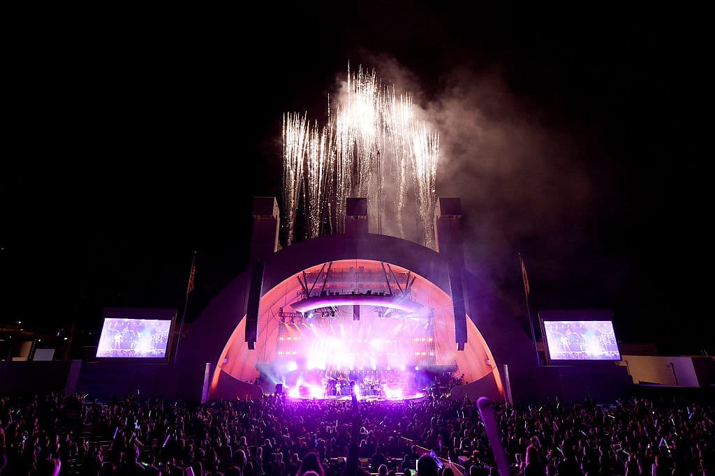 <b>Hollywood Bowl</b>
<br>Disfruta la noche del 4 de julio acompañado por grandes músicos en el Hollywood Bowl. Esta noche se estará presentando Nile Rodgers & CHIC para después abrirle paso al espectáculo de fuegos artificiales. 
<br>Ubicación: 2301 N Highland Ave