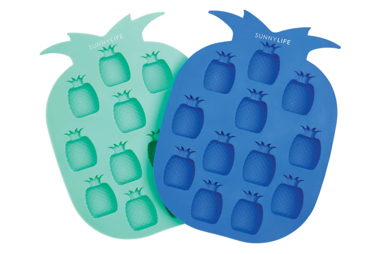 En el mundo de las mezclas, la piña expande su versatilidad para ser parte de las bebidas frutales o con alcohol, por su emblemático sabor. Pero si de lo que se trata es de tropicalizar cualquier tipo de bebida sin importar el sabor, considera hacerte de una o dos de estas charolas para hacer hielos en forma de piña, compatibles con cualquier sabor. De venta en: Sunny Life. Precio: 17 USD